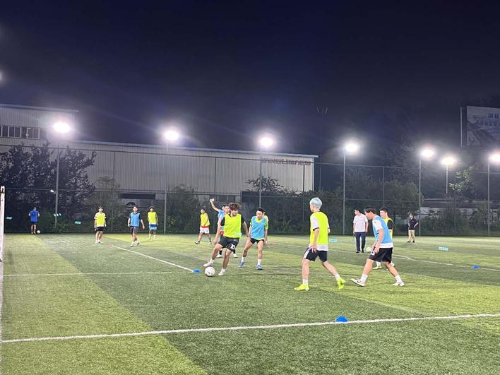 和朋友们一, 起开心地踢