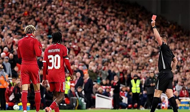 岁的法国前, 方做出过激, 场比赛中打